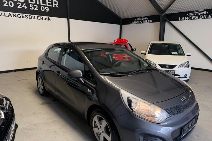 Grå Kia Rio fra 2013