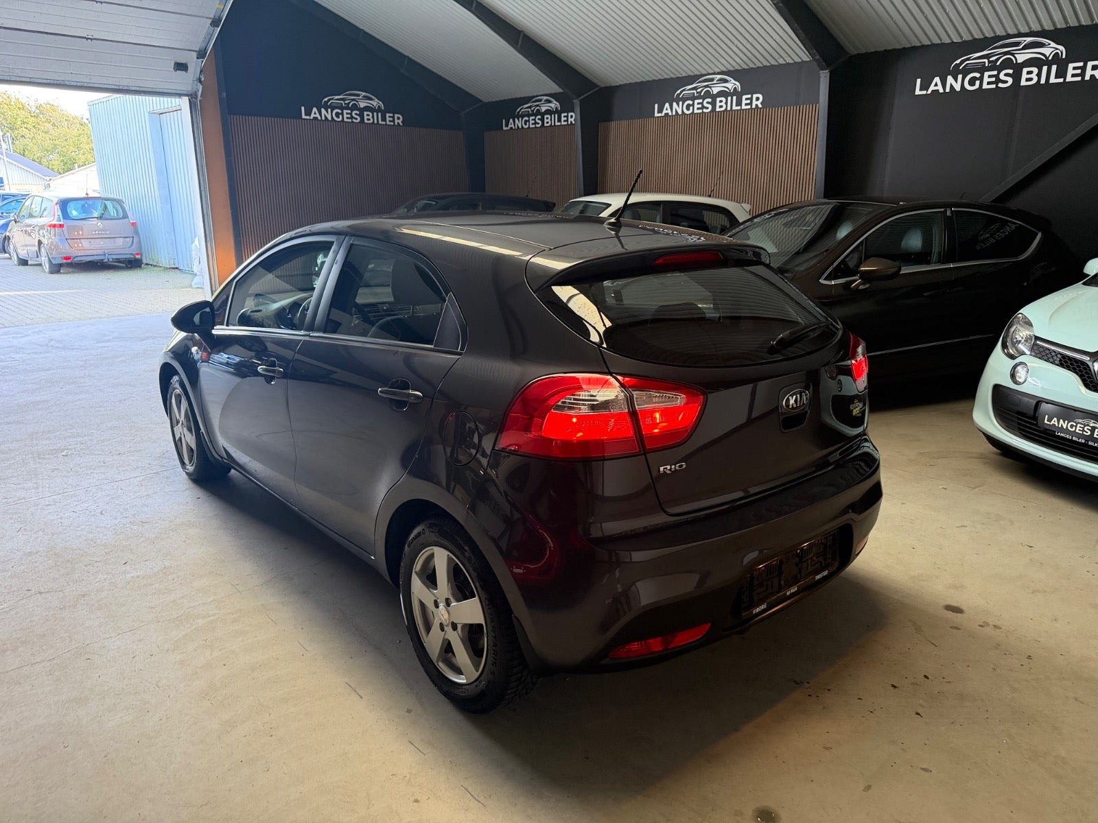 Grå Kia Rio fra 2013
