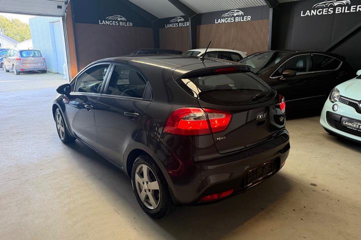Grå Kia Rio fra 2013