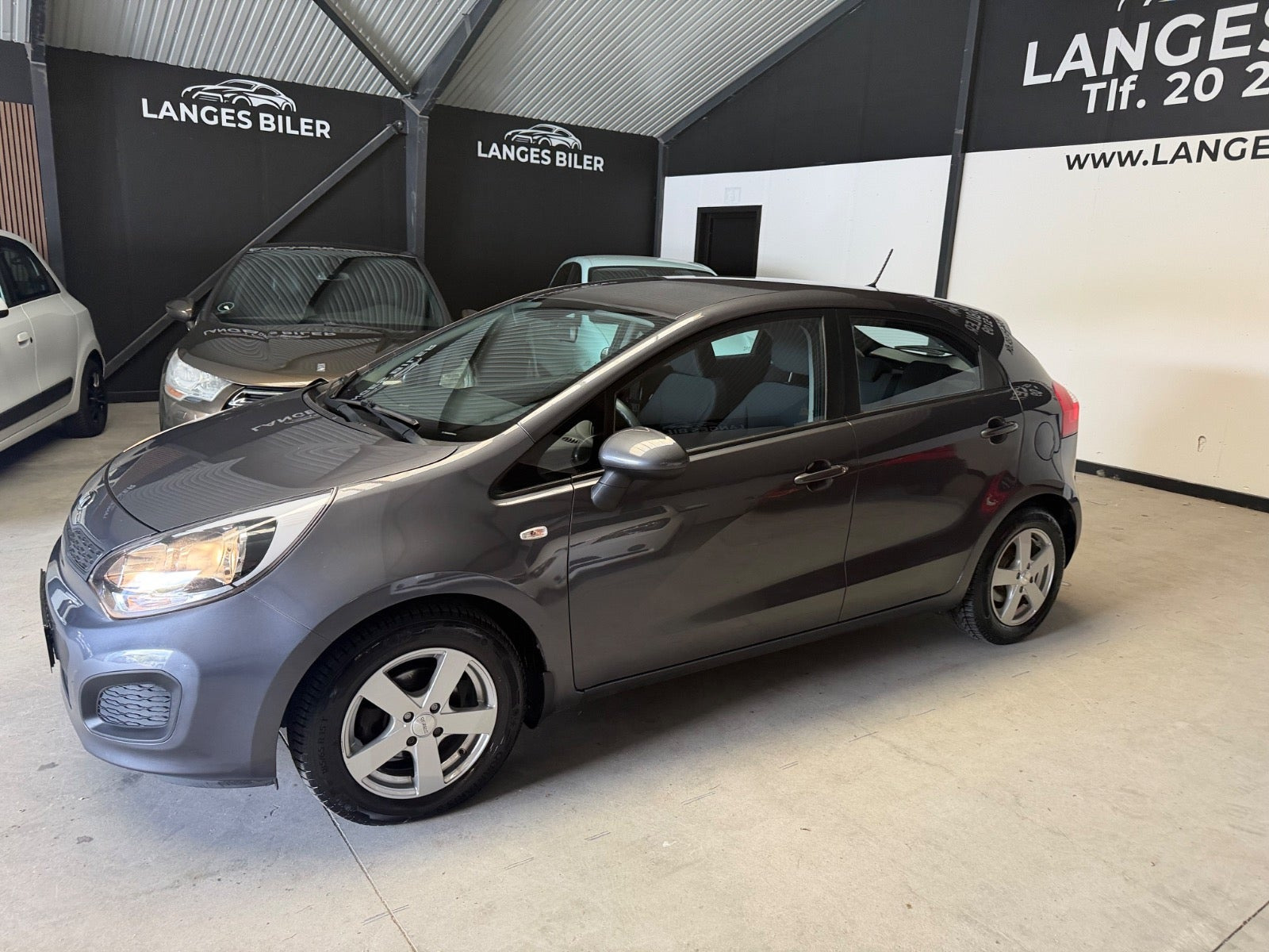 Grå Kia Rio fra 2013