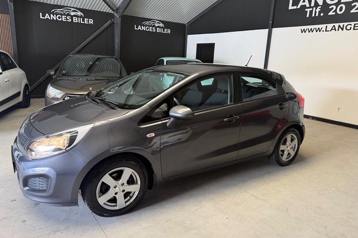 Grå Kia Rio fra 2013