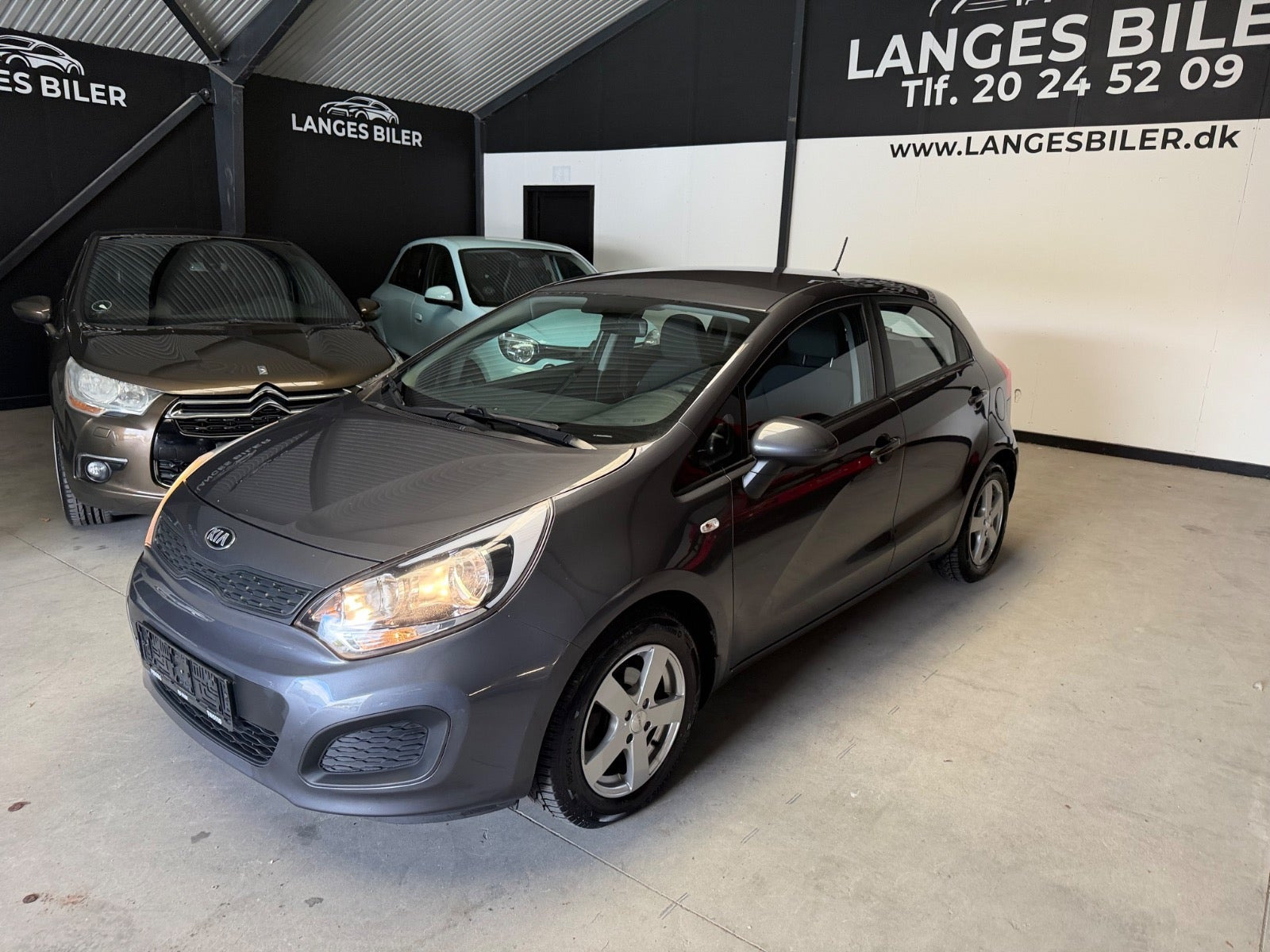 Grå Kia Rio fra 2013