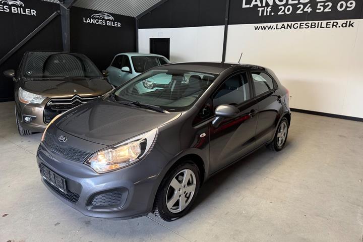 Grå Kia Rio fra 2013