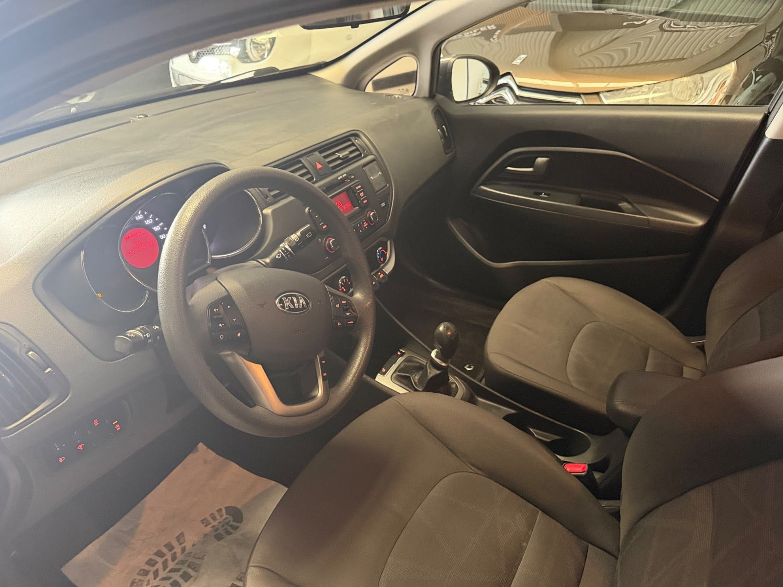 Grå Kia Rio fra 2013