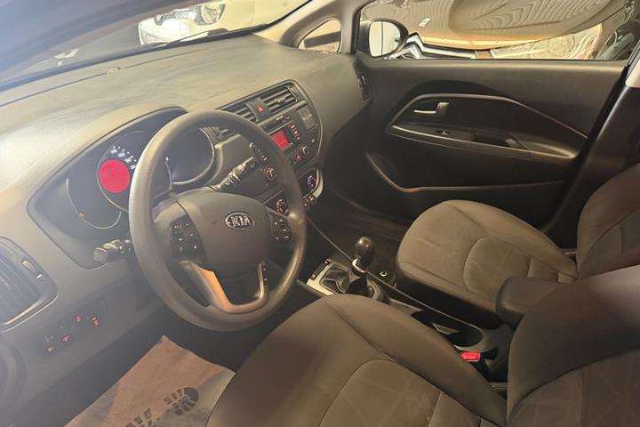 Grå Kia Rio fra 2013