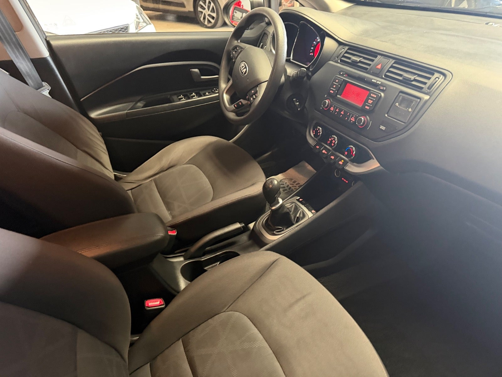 Grå Kia Rio fra 2013