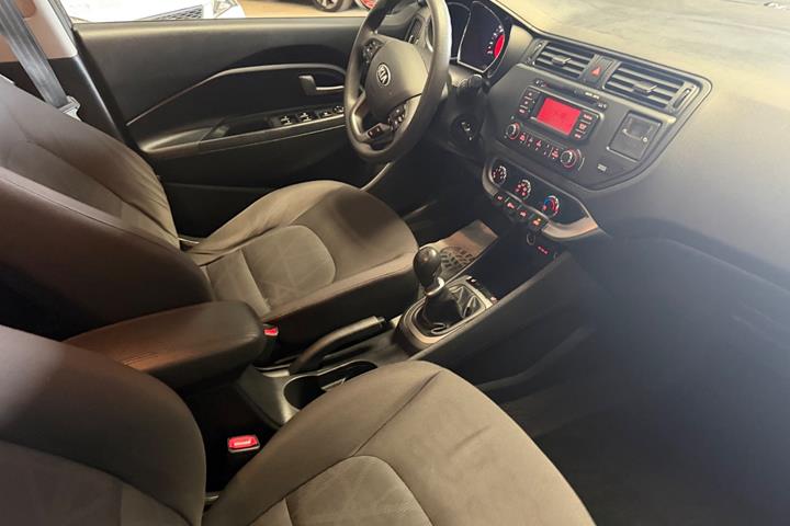 Grå Kia Rio fra 2013