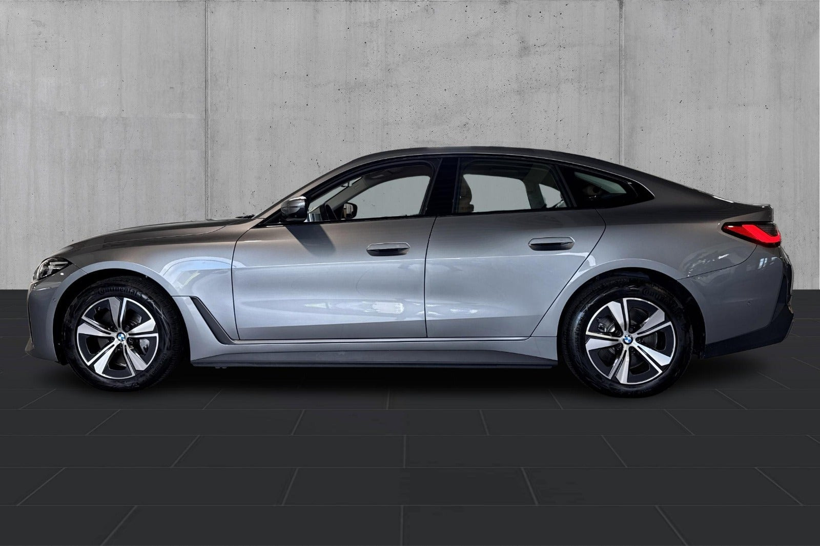 Sølv BMW i4 fra 2025