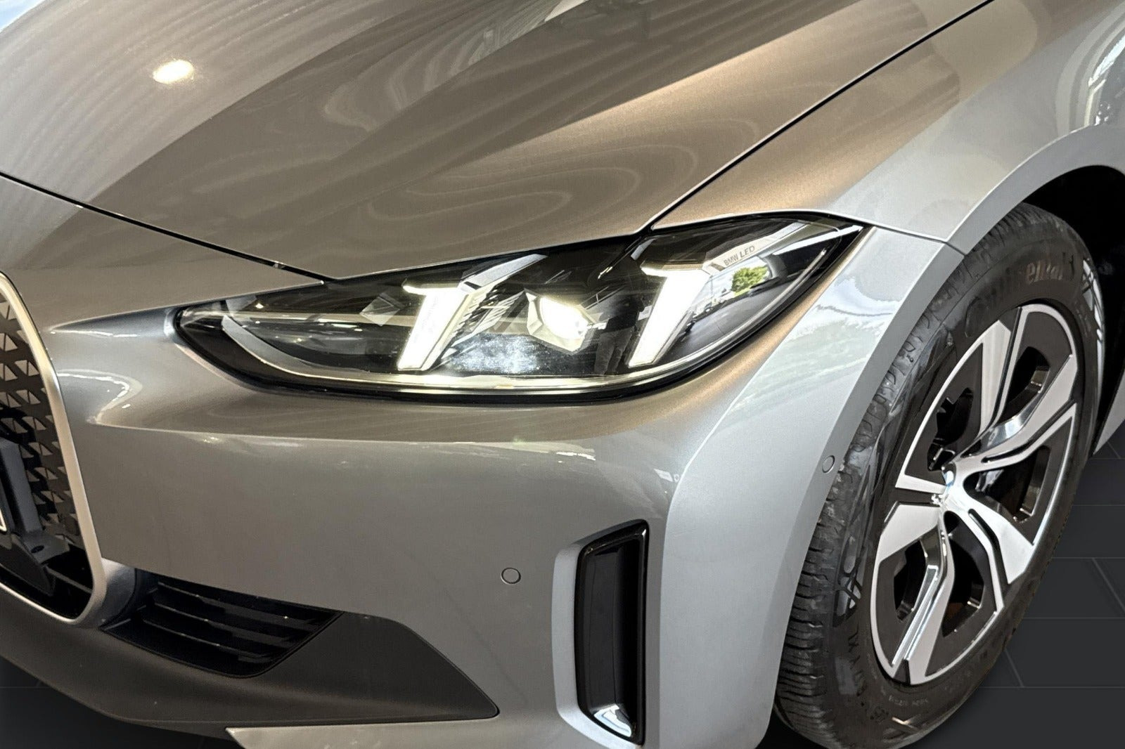 Sølv BMW i4 fra 2025