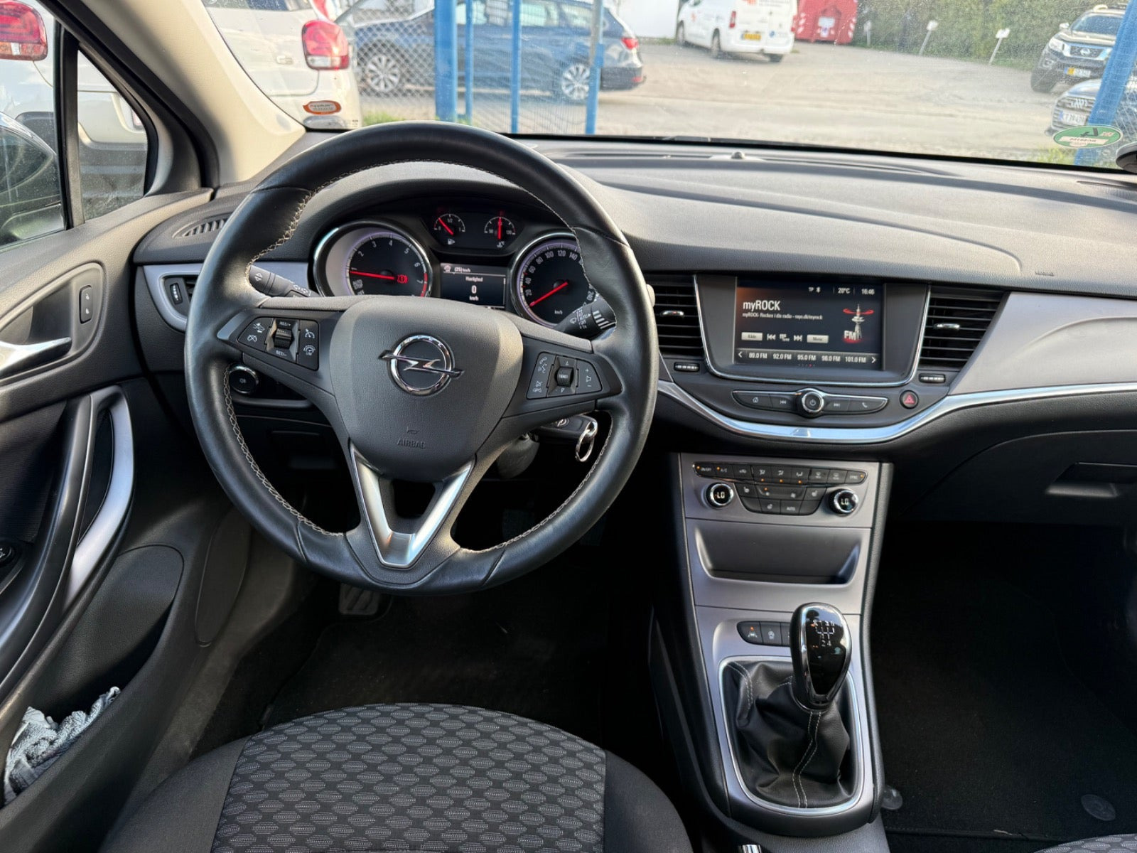 Grå Opel Astra fra 2016