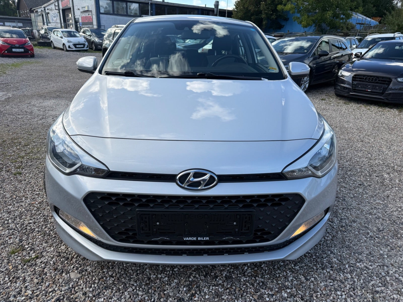 Grå Hyundai i20 fra 2015