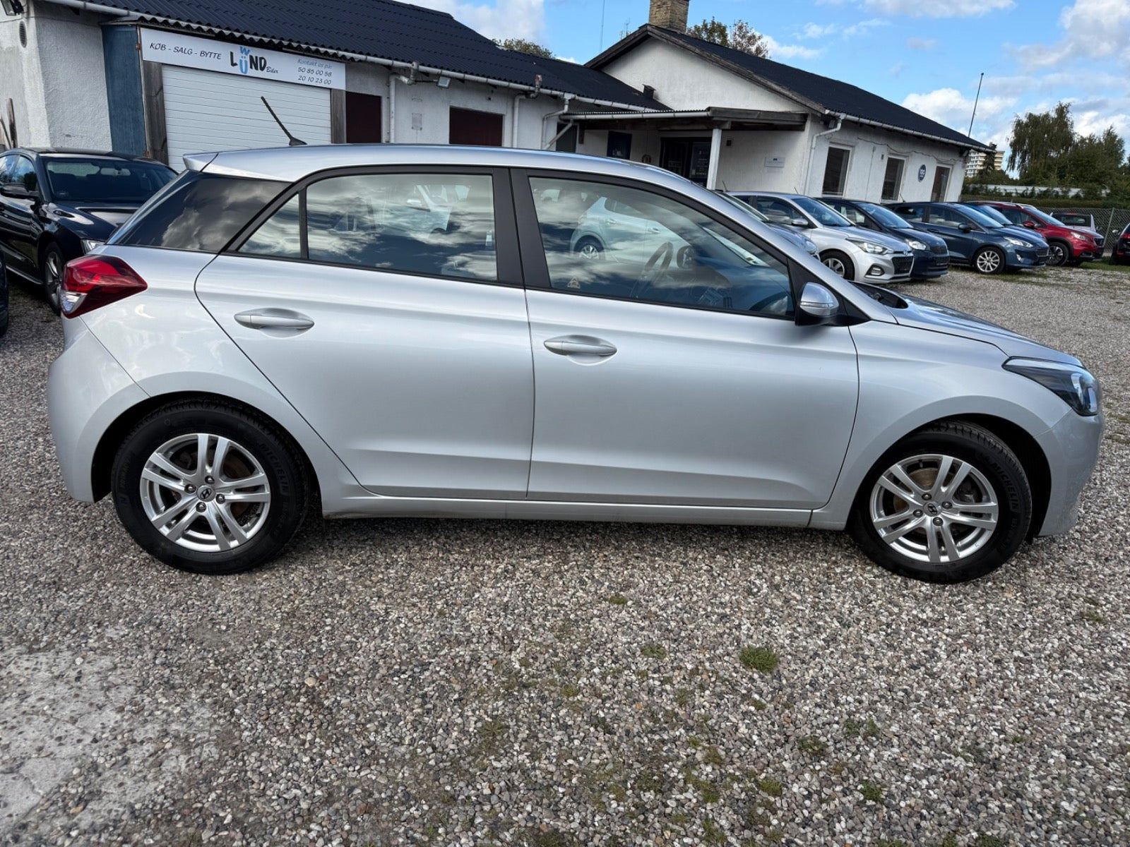 Grå Hyundai i20 fra 2015
