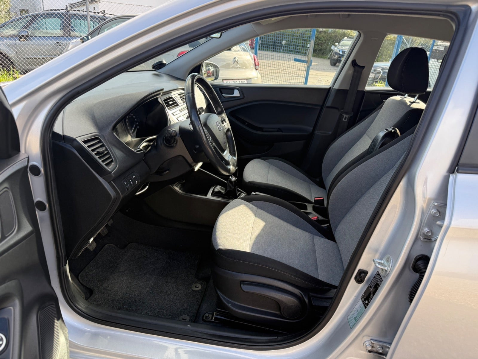 Grå Hyundai i20 fra 2015
