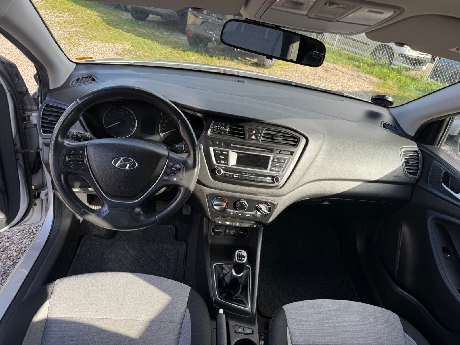 Grå Hyundai i20 fra 2015
