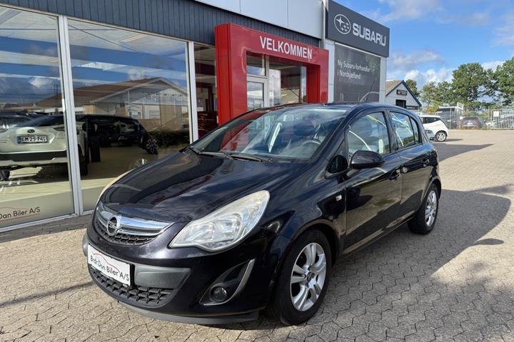 Sort Opel Corsa fra 2012 set udefra