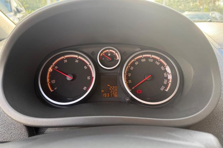 Sort Opel Corsa fra 2012