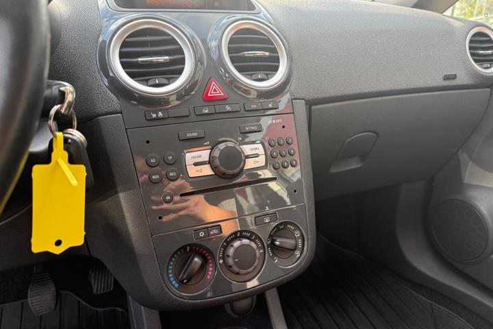 Sort Opel Corsa fra 2012