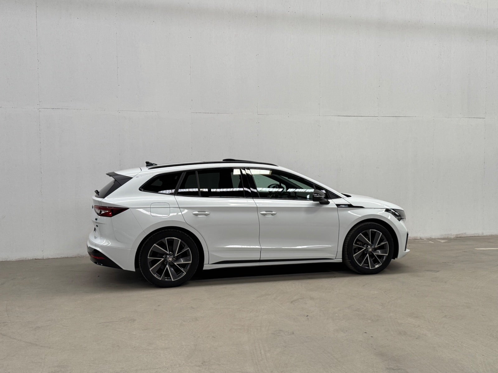 Hvid Skoda Enyaq fra 2022