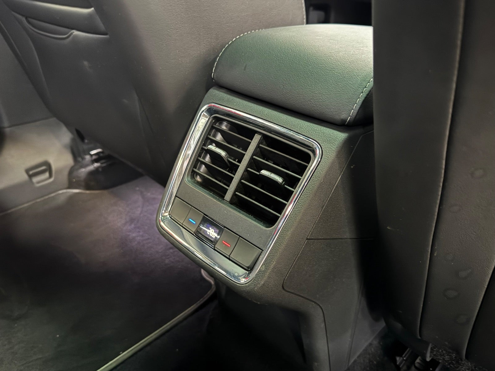 Hvid Skoda Enyaq fra 2022