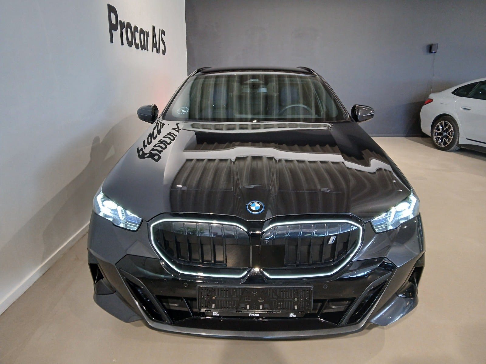 Blå BMW i5 fra 2025