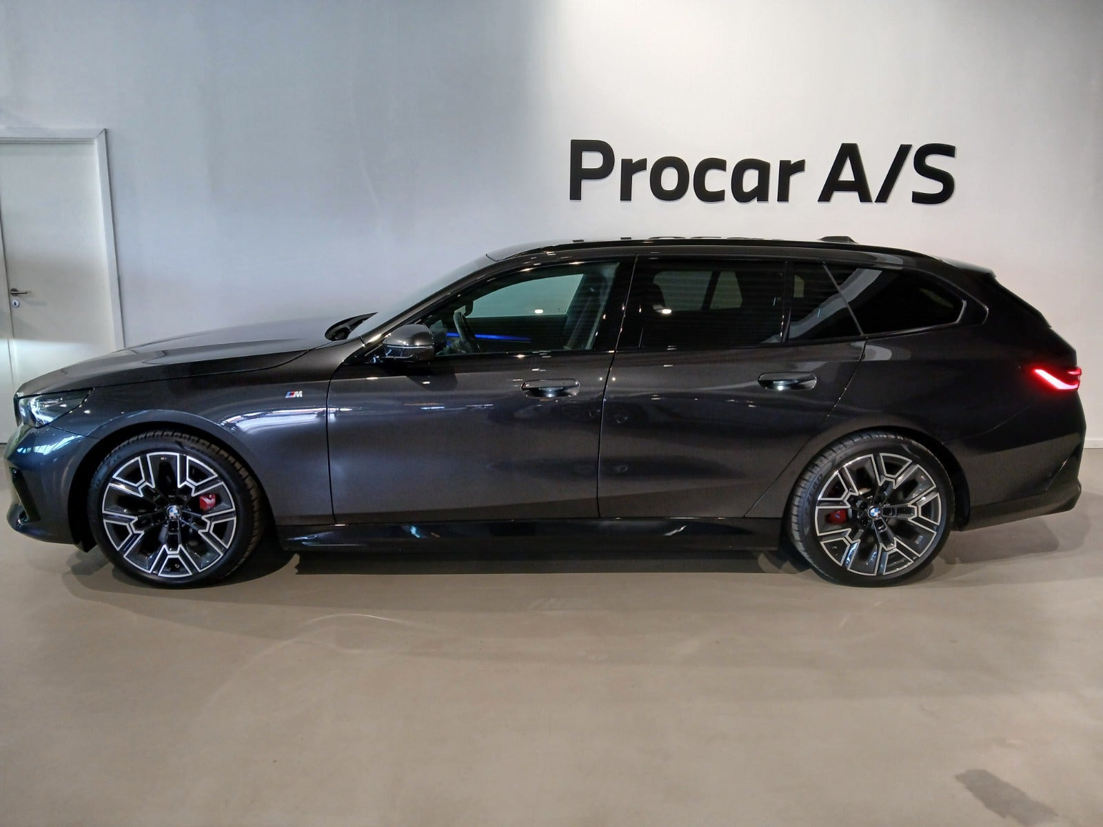 Blå BMW i5 fra 2025