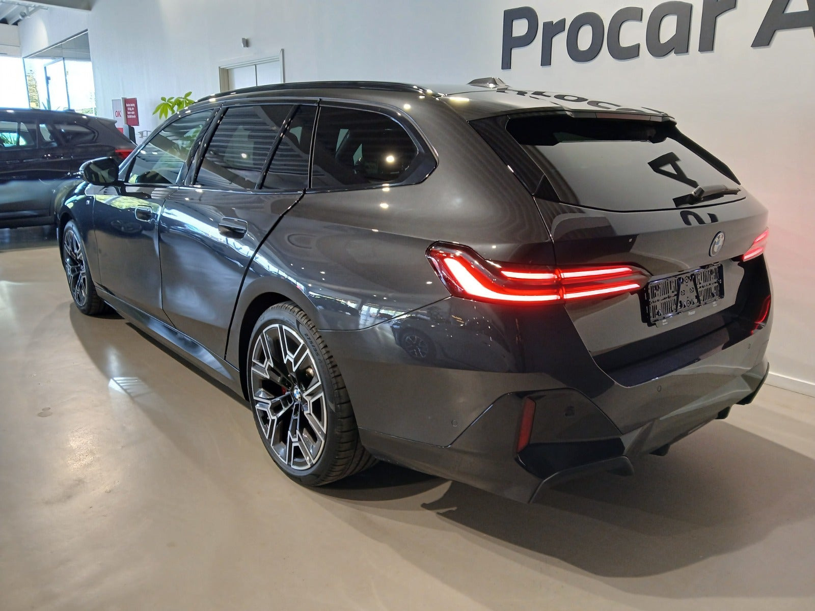 Blå BMW i5 fra 2025