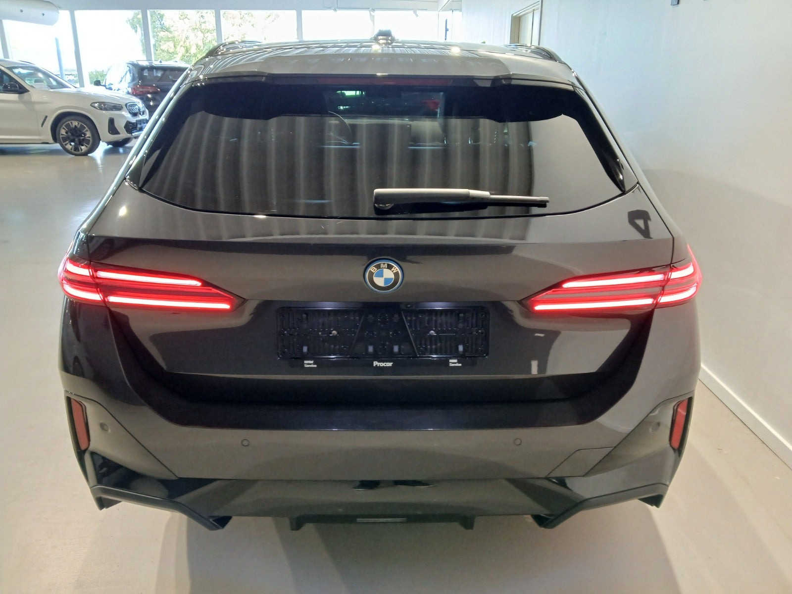 Blå BMW i5 fra 2025