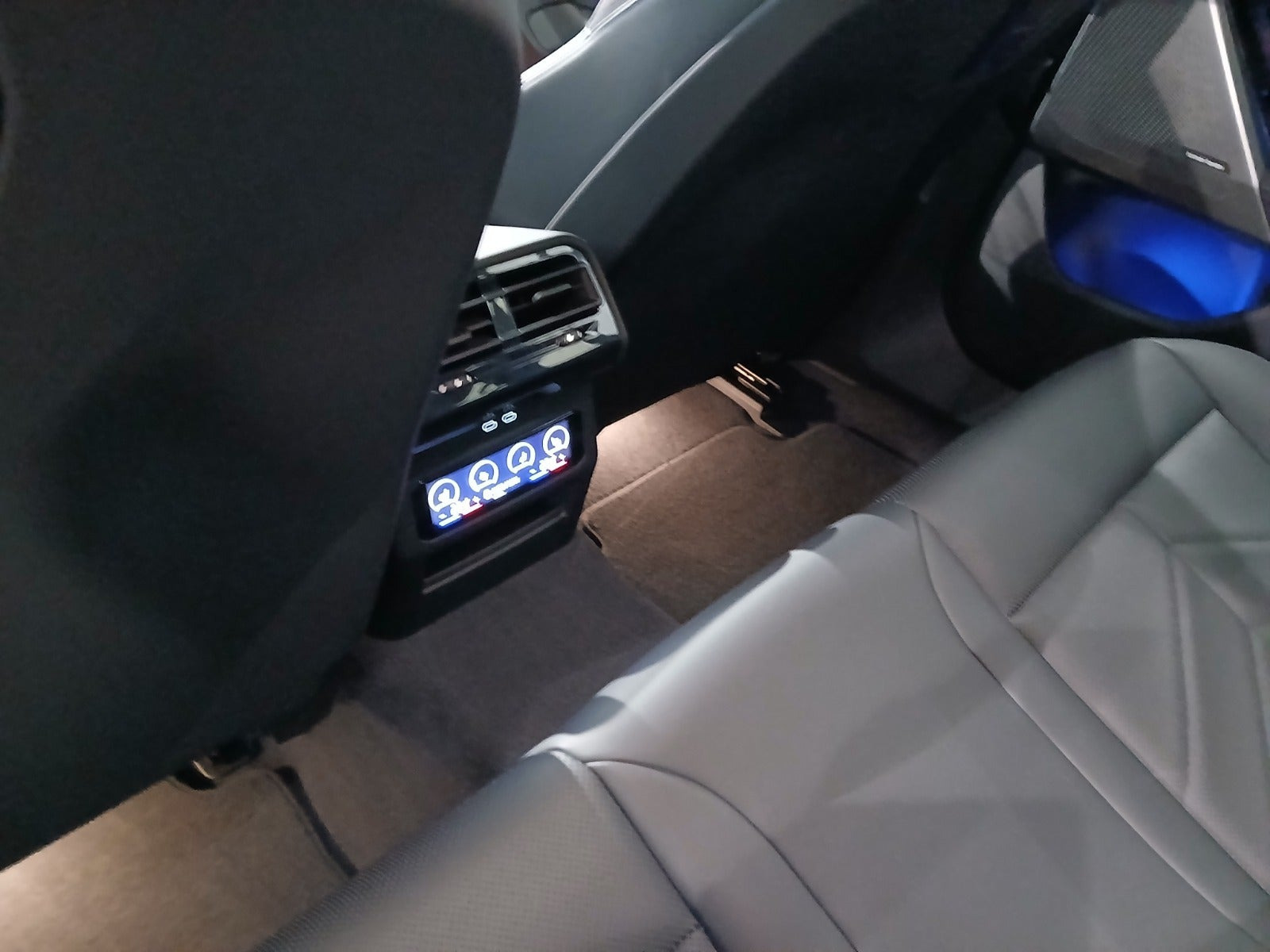 Blå BMW i5 fra 2025