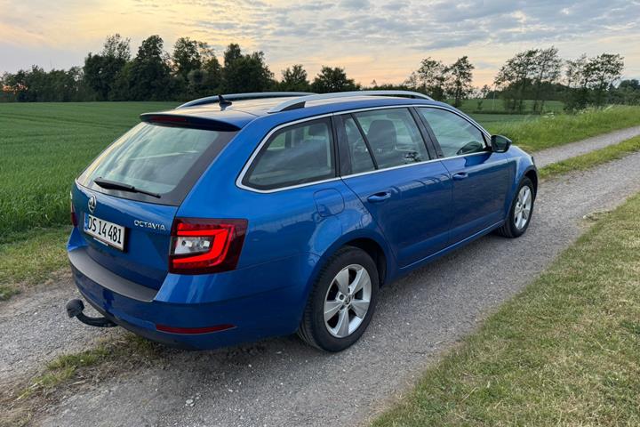 Blå Skoda Octavia fra 2020