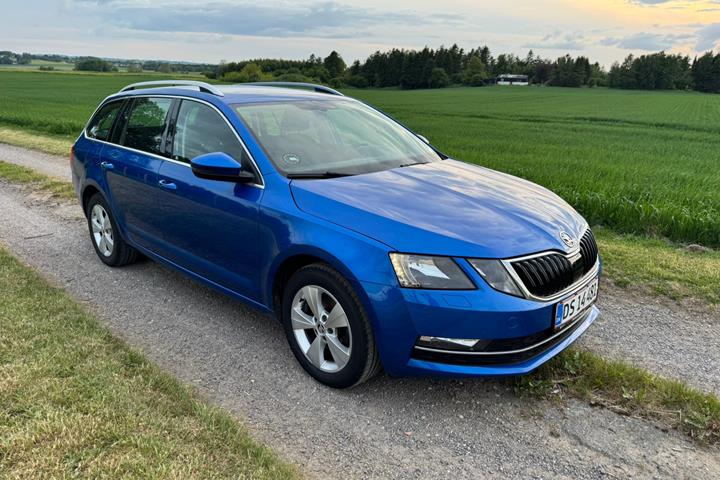 Blå Skoda Octavia fra 2020