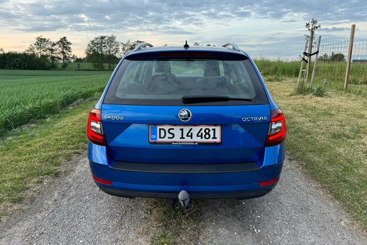 Blå Skoda Octavia fra 2020