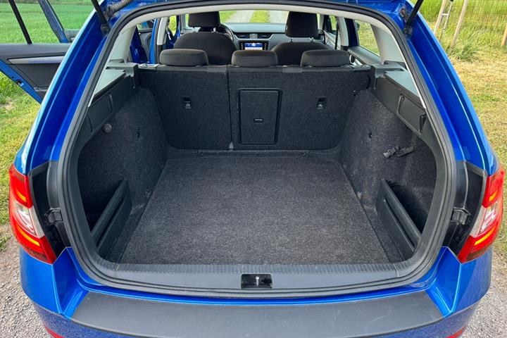 Blå Skoda Octavia fra 2020