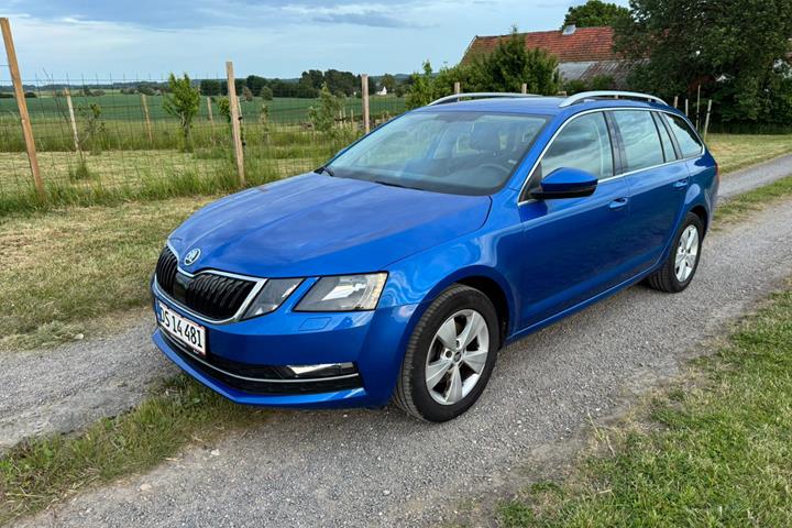 Blå Skoda Octavia fra 2020