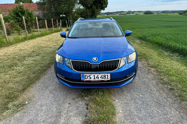 Blå Skoda Octavia fra 2020