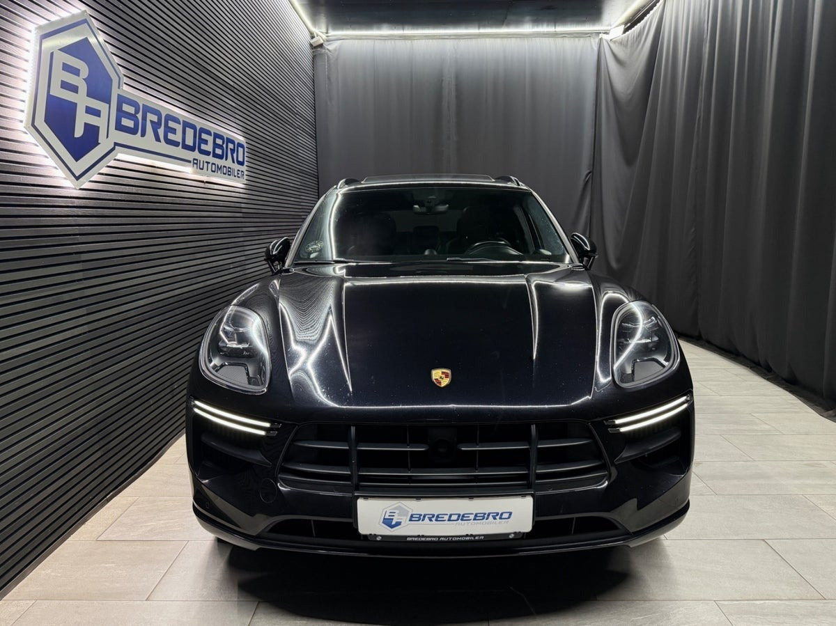 Sort Porsche Macan Turbo fra 2020
