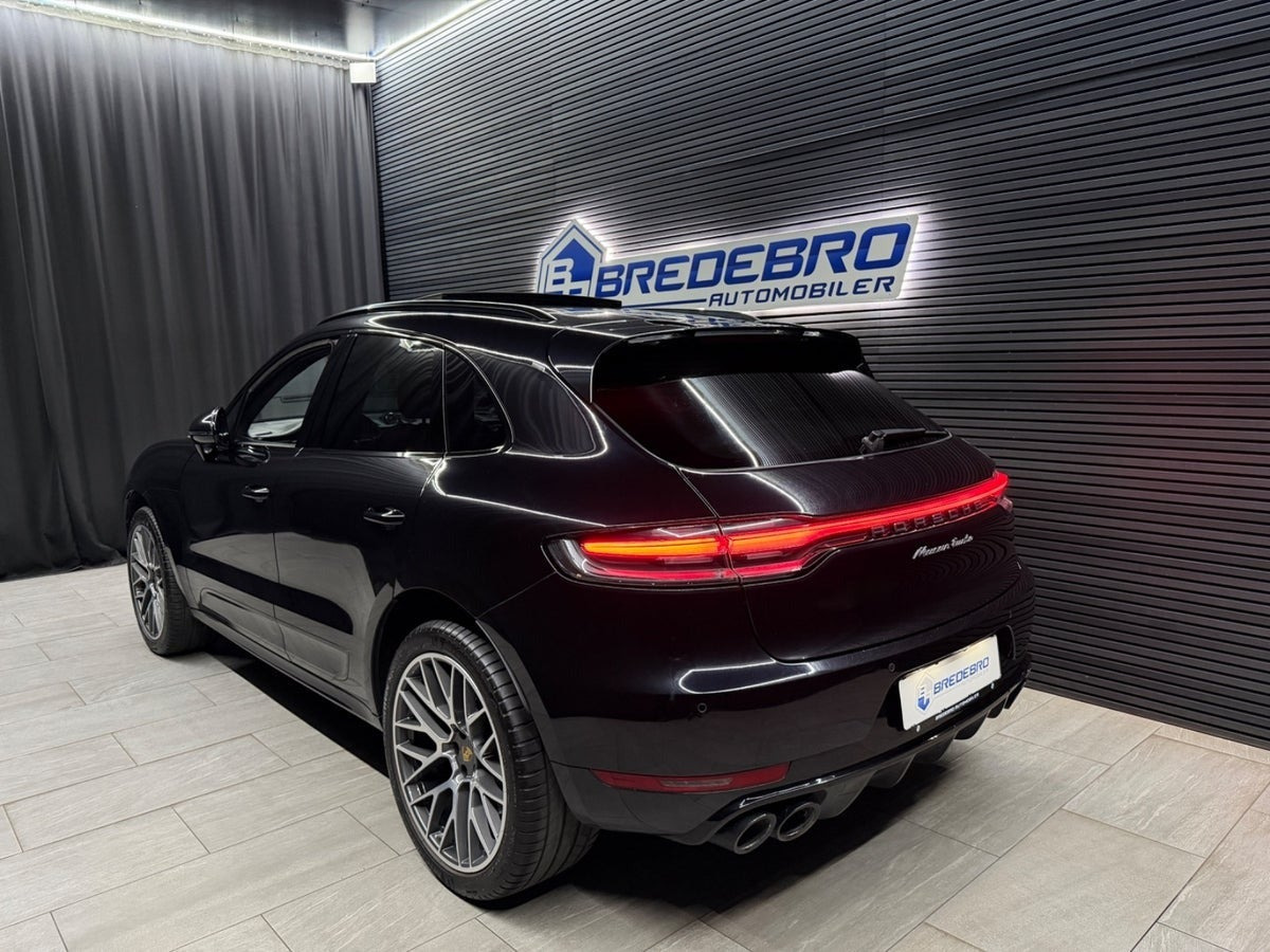 Sort Porsche Macan Turbo fra 2020