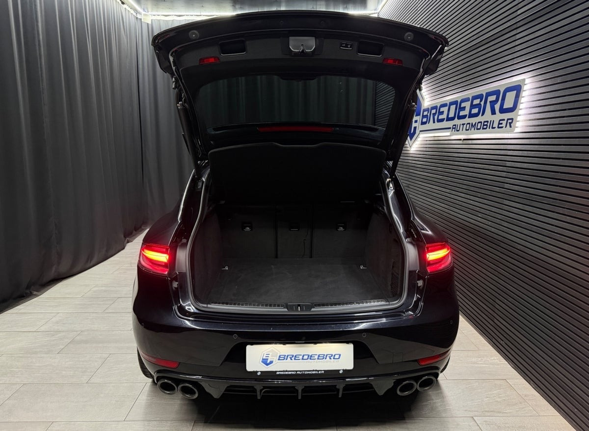 Sort Porsche Macan Turbo fra 2020
