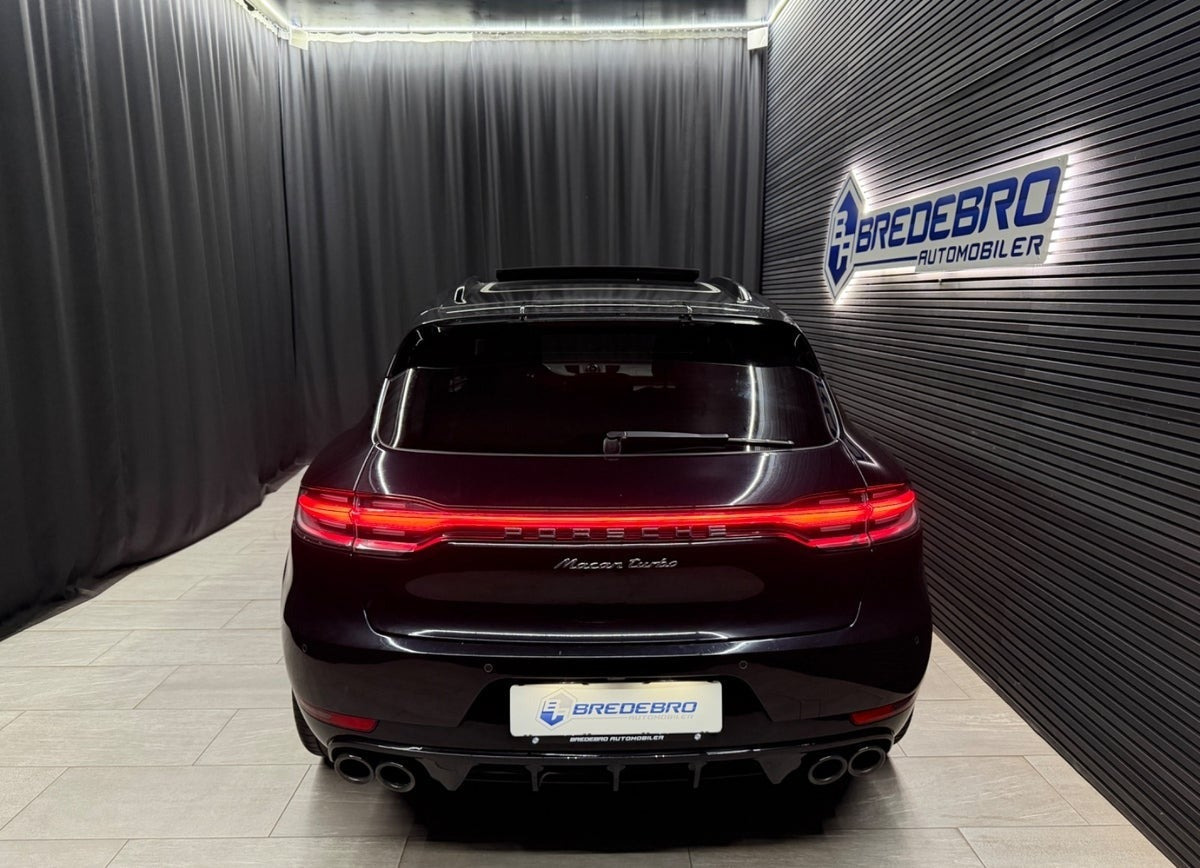 Sort Porsche Macan Turbo fra 2020