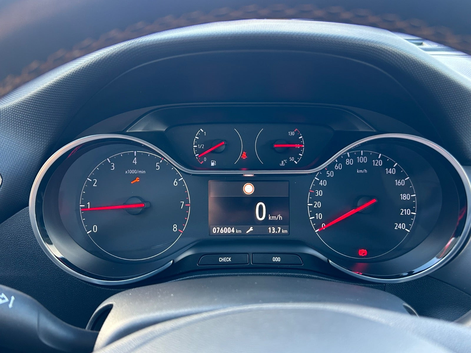 Hvid Opel Crossland X fra 2020