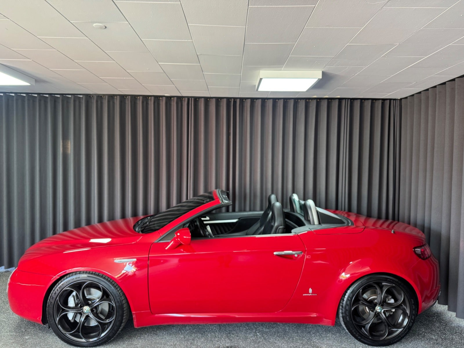 Rød Alfa Romeo Spider fra 2010
