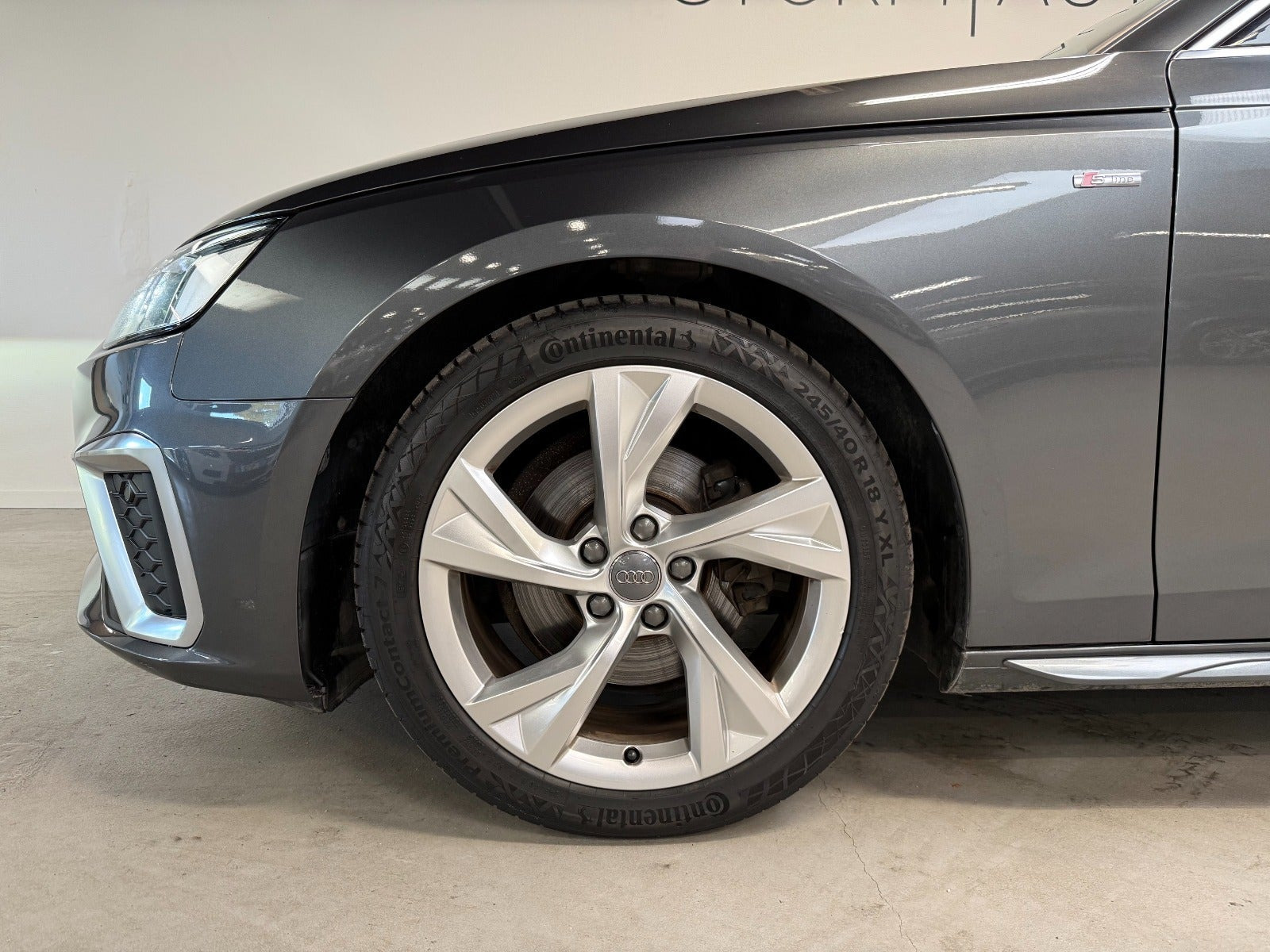 Grå Audi A4 fra 2020