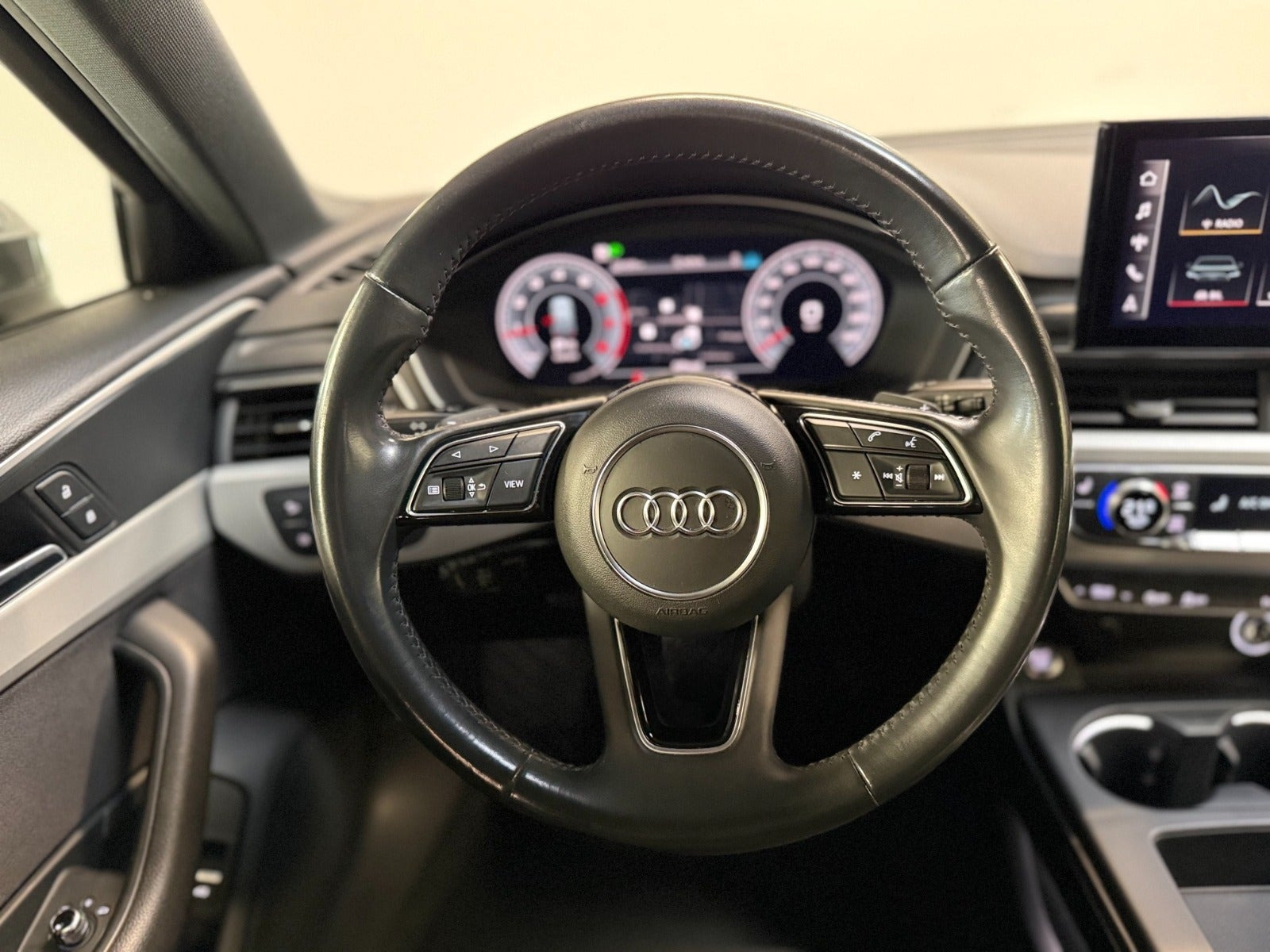 Grå Audi A4 fra 2020