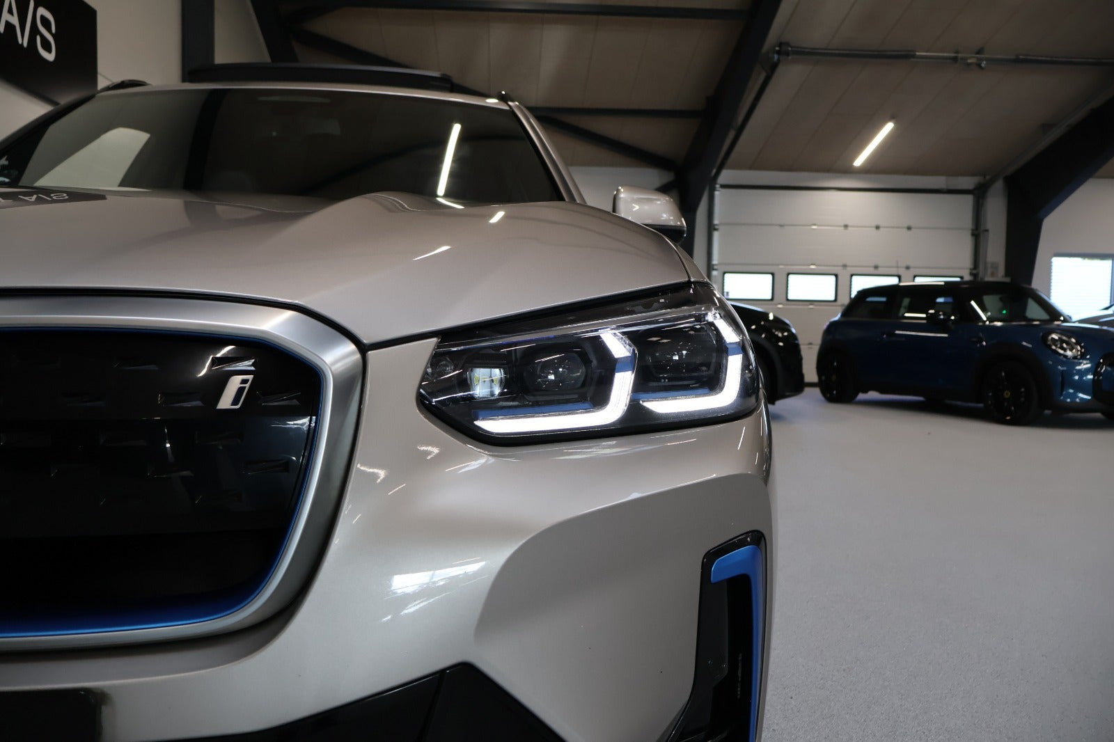 Orange BMW iX3 fra 2023