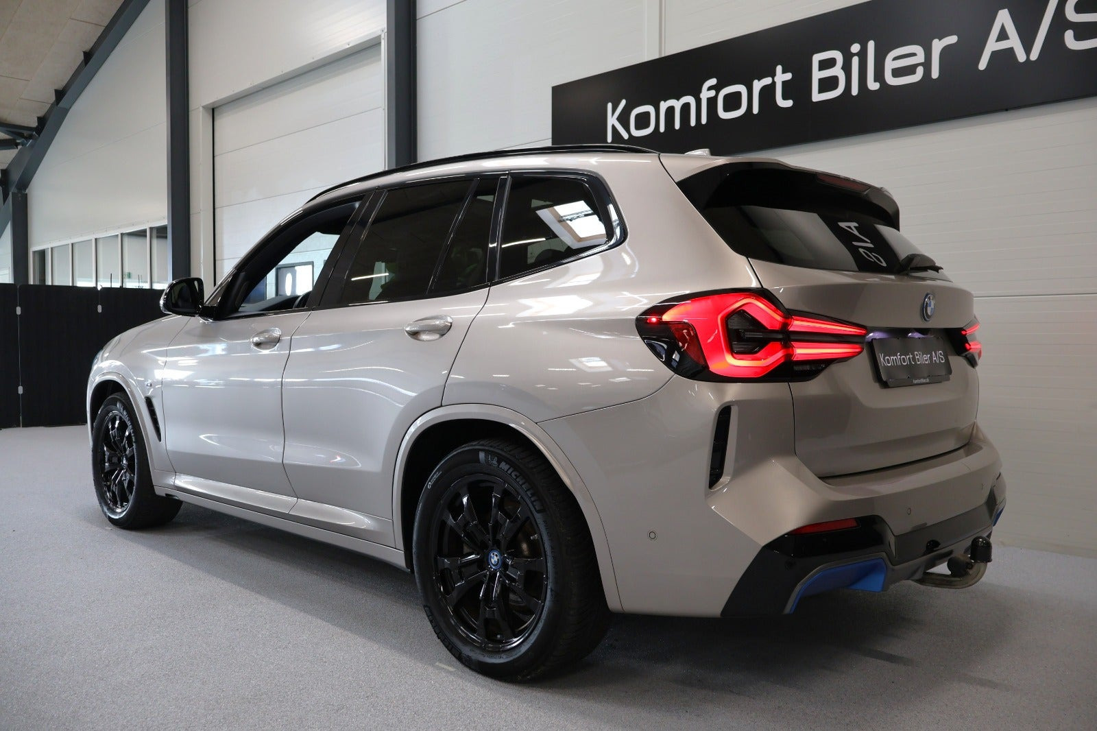 Orange BMW iX3 fra 2023