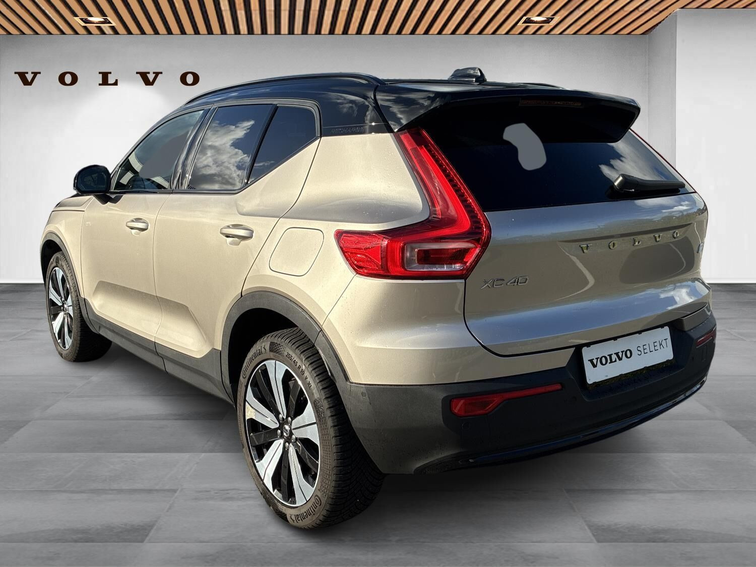 Beige Volvo XC40 fra 2023