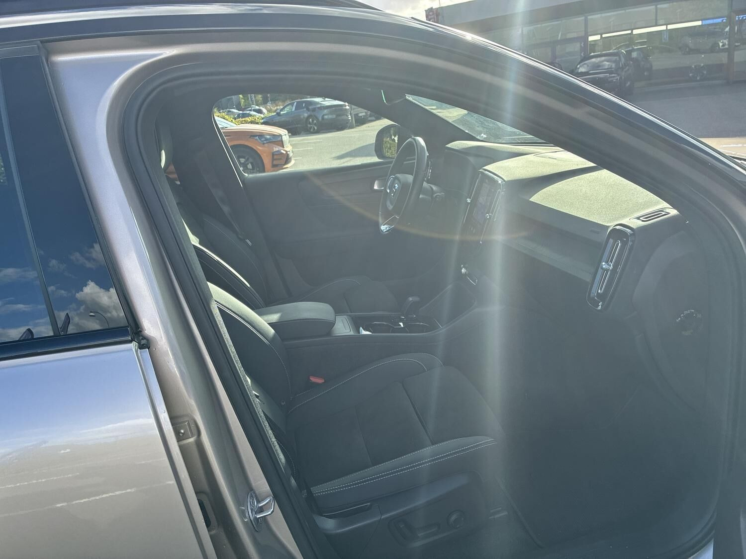 Beige Volvo XC40 fra 2023