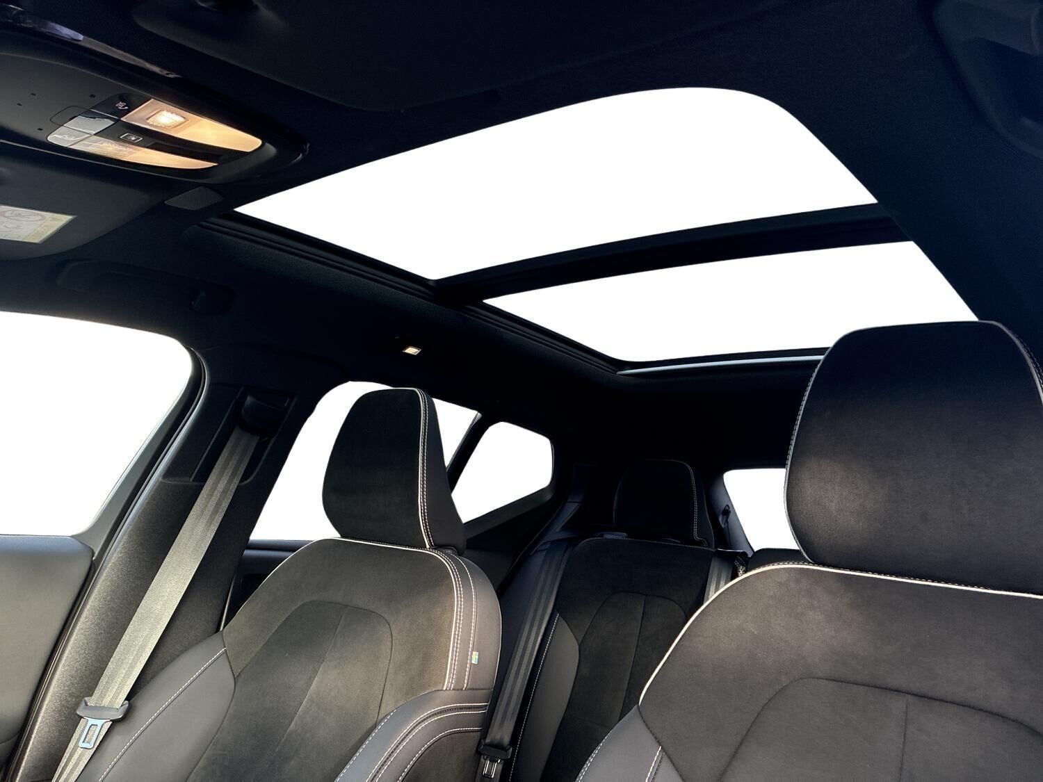 Beige Volvo XC40 fra 2023