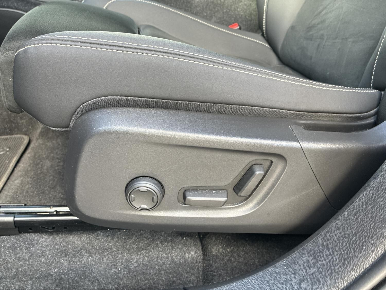 Beige Volvo XC40 fra 2023