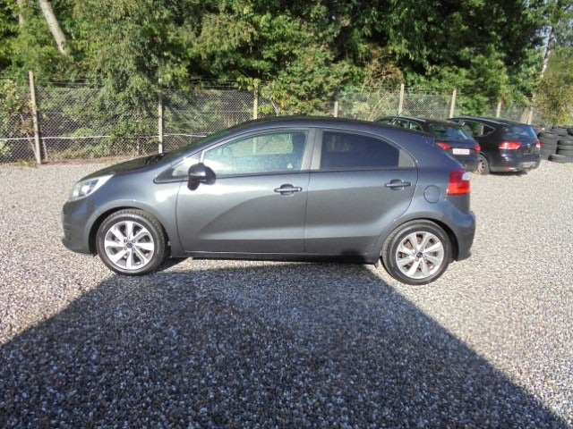 Grå Kia Rio fra 2015