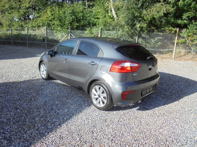 Grå Kia Rio fra 2015